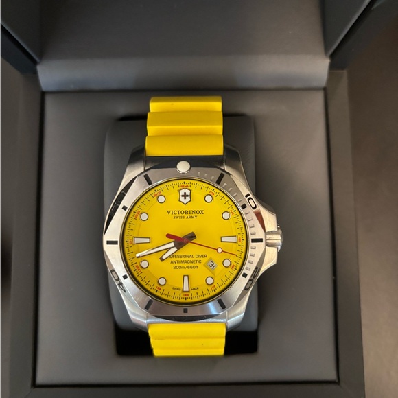 VICTORINOX Swiss Army I.N.O.X Professional Diver Yellow w Rubber Cover - Picture 3 of 6